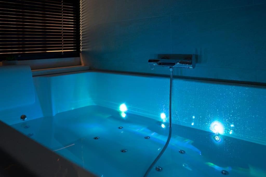 Collobrières Suite De Luxe Jacuzzi Balneo,King Size Bed מראה חיצוני תמונה