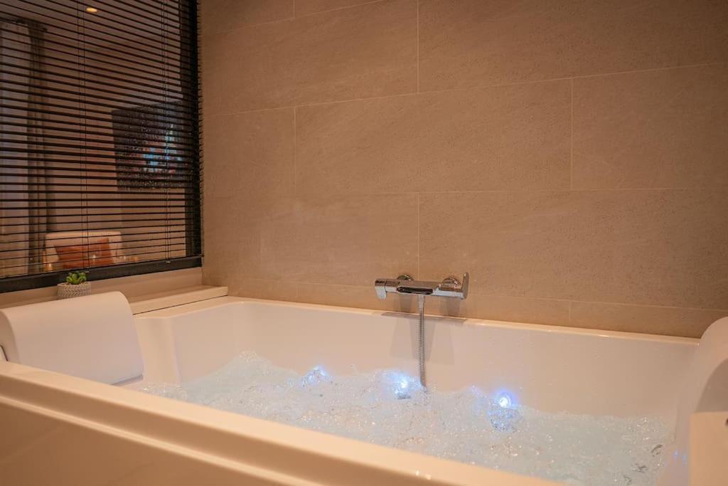 Collobrières Suite De Luxe Jacuzzi Balneo,King Size Bed מראה חיצוני תמונה