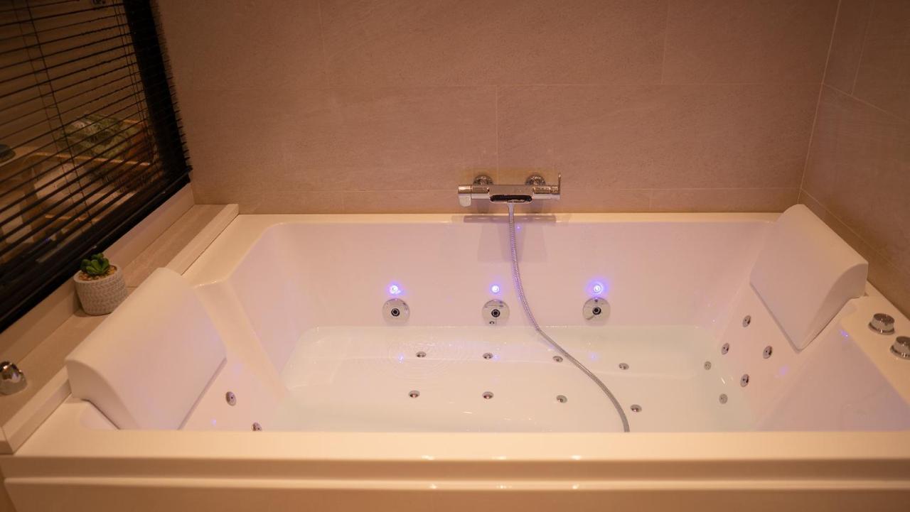 Collobrières Suite De Luxe Jacuzzi Balneo,King Size Bed מראה חיצוני תמונה